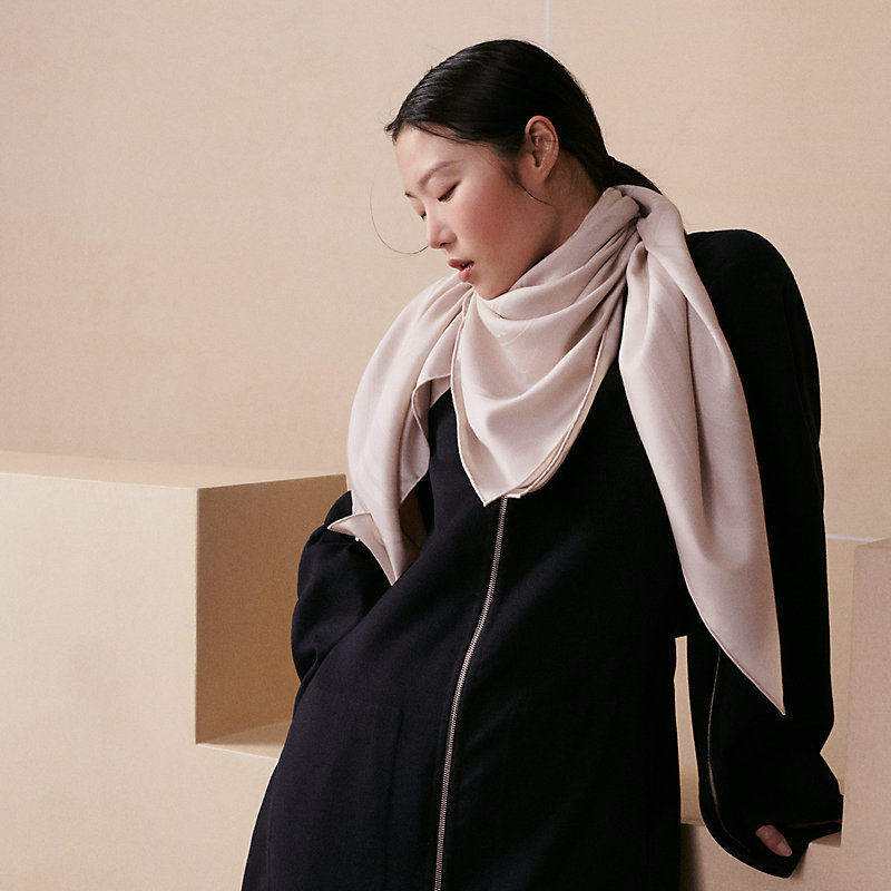 【美品】  HERMES / エルメス | BOUCLERIE MODERNE / モダンなバックル カレ115 カシミヤ シルク ジャガード 大判ストール | ブラック カレ 115 《モダンなバックル》 - ホワイト | Hermès - エルメス-公式